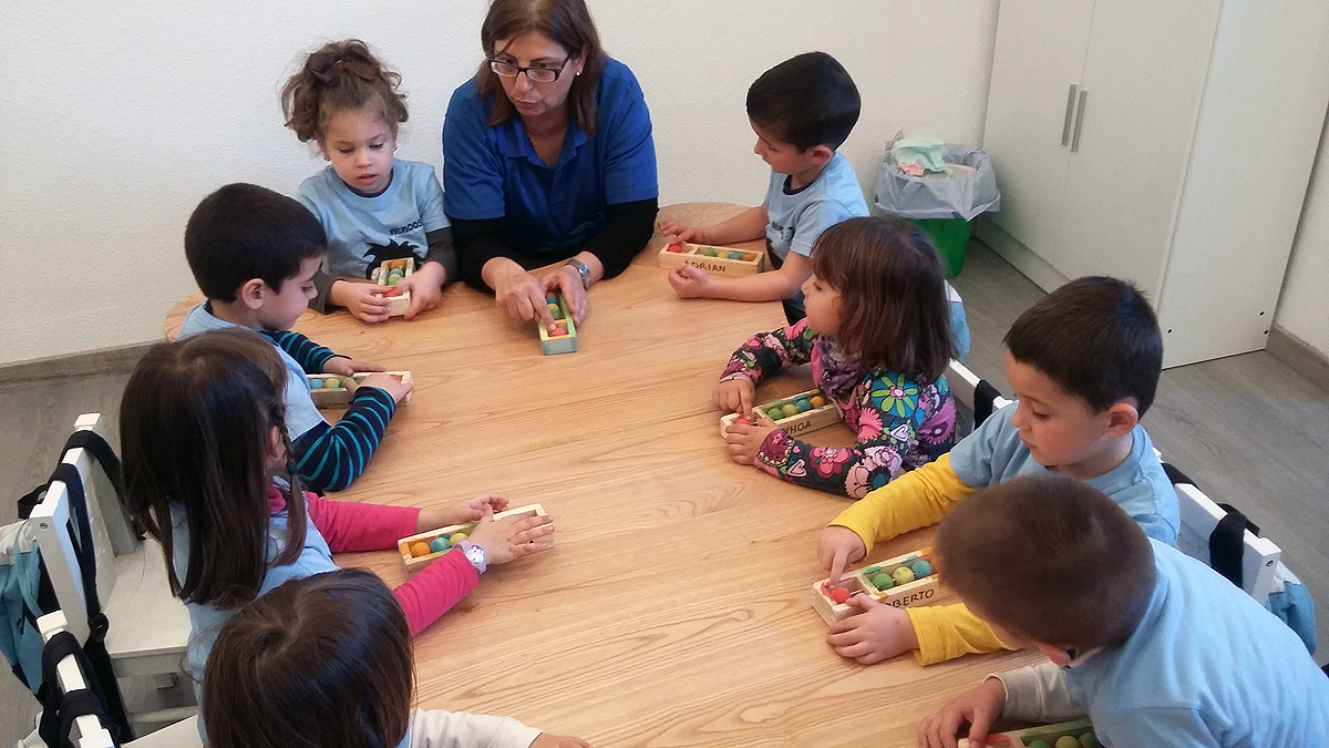 Nuestros niños y niñas del centro Nenoos de Castellón, demostrando habilidades matemáticas