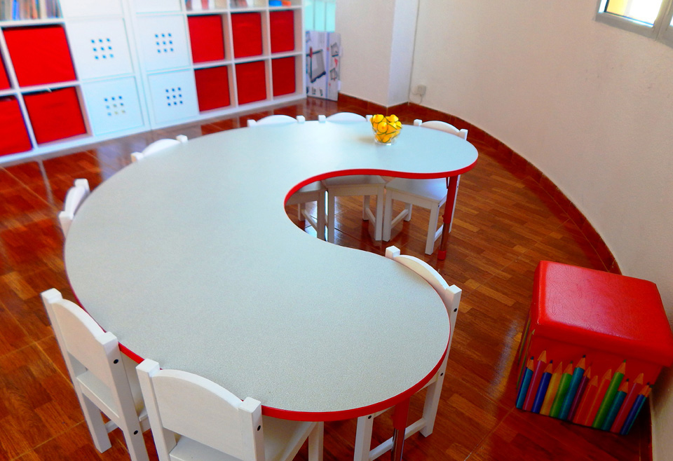 Las mesas para los peques en el centro Nenoos de Tenerife son divertidas y coloridas, para que desarrollen su creatividad