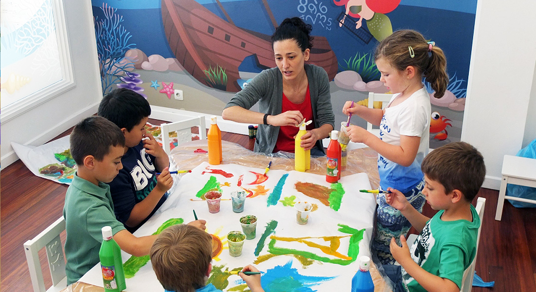 El verano es la época de los campamentos de verano para niños y el ocio inteligente Nenoos