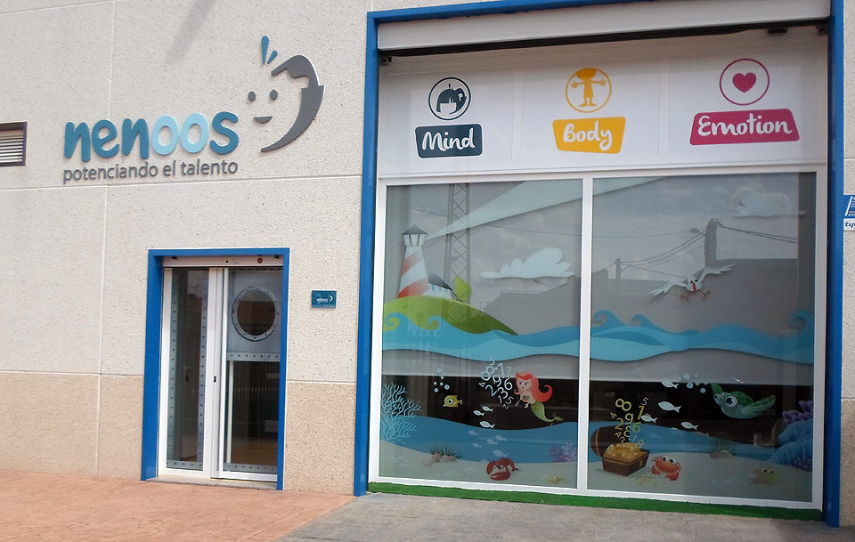 La colorista entrada al centro Nenoos de Illescas Toledo