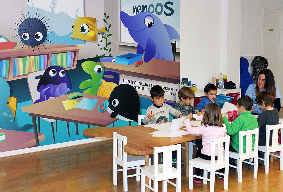 En el centro Nenoos de Vinalopó, las monitoras animan a los niños a jugar y aprender en grupo